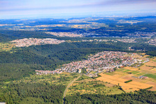 Vue aérienne de Nord de la Forêt-Noire depuis le sud-est à le quartier Huchenfeld in Pforzheim dans le département Bade-Wurtemberg, Allemagne
