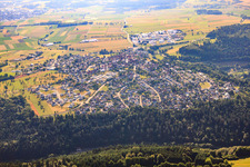 Vue aérienne de Le nord de la Forêt-Noire vu de l'ouest à Tiefenbronn dans le département Bade-Wurtemberg, Allemagne