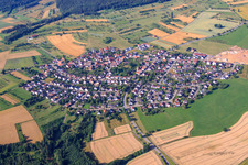 Vue aérienne de Forêt-Noire du Nord vue du nord-ouest à le quartier Lehningen in Tiefenbronn dans le département Bade-Wurtemberg, Allemagne