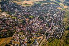 Vue aérienne de Vue des rues et des maisons dans les quartiers résidentiels à Heimsheim dans le département Bade-Wurtemberg, Allemagne