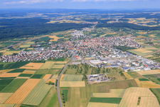 Vue aérienne de Vue d'ensemble de la ville depuis l'est avec l'usine Porsche 18 à Rutesheim dans le département Bade-Wurtemberg, Allemagne