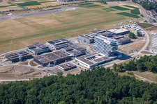 Vue aérienne de Bâtiment de recherche et complexe de bureaux du Centre de recherche et d'ingénierie avancée Robert Bosch GmbH sur l'aérodrome de vol à voile Malmsheim à le quartier Malmsheim in Renningen dans le département Bade-Wurtemberg, Allemagne