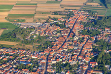 Vue aérienne de Rue principale à Bellheim dans le département Rhénanie-Palatinat, Allemagne