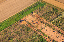 Enregistrement par drone de Fouilles archéologiques dans le nouveau parc industriel W II à Herxheim bei Landau dans le département Rhénanie-Palatinat, Allemagne