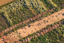 Fouilles archéologiques dans le nouveau parc industriel W II à Herxheim bei Landau dans le département Rhénanie-Palatinat, Allemagne du point de vue du drone