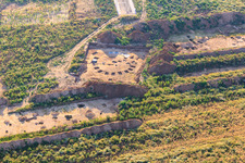 Fouilles archéologiques dans le nouveau parc industriel W II à Herxheim bei Landau dans le département Rhénanie-Palatinat, Allemagne vu d'un drone