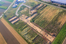 Photographie aérienne de Fouilles archéologiques dans le nouveau parc industriel W II à Herxheim bei Landau dans le département Rhénanie-Palatinat, Allemagne