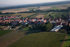 Erlenbach bei Kandel dans le département Rhénanie-Palatinat, Allemagne du point de vue du drone