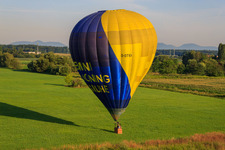 Atterrissage d'une montgolfière D-OTKA à Erlenbach bei Kandel dans le département Rhénanie-Palatinat, Allemagne hors des airs