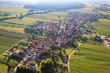 Vue oblique de Vue du village depuis l'ouest à Erlenbach bei Kandel dans le département Rhénanie-Palatinat, Allemagne