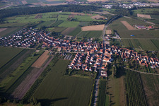 Du nord à Erlenbach bei Kandel dans le département Rhénanie-Palatinat, Allemagne d'un drone