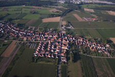 Du nord à Erlenbach bei Kandel dans le département Rhénanie-Palatinat, Allemagne vu d'un drone