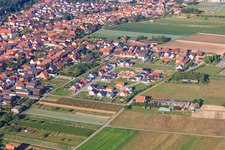 Nouvelle zone de développement Pfarrer-Anselmann-Straße à Hatzenbühl dans le département Rhénanie-Palatinat, Allemagne d'en haut