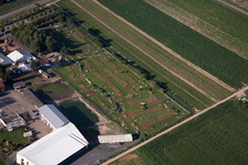 Photographie aérienne de Tente du restaurant en plein air Adamshof et parcours de foot Kandel à Kandel dans le département Rhénanie-Palatinat, Allemagne