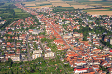 Vue aérienne de Rheinstraße Hauptstr à Kandel dans le département Rhénanie-Palatinat, Allemagne