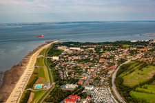 Vue aérienne de Rangées de chaises longues sur la plage de sable jusqu'au Kugelbake dans la zone côtière de la mer du Nord avec les campings Wattenlöper et Nordsee au premier plan à le quartier Döse in Cuxhaven dans le département Basse-Saxe, Allemagne