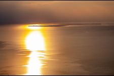 Vue aérienne de L'île Neuwerk à marée haute au coucher du soleil à le quartier Neuwerk in Hamburg dans le département Hambourg, Allemagne