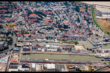 Vue aérienne de Nordseekai et Meinenkai à Cuxhaven dans le département Basse-Saxe, Allemagne