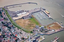 Vue aérienne de Installations portuaires sur les rives du bassin portuaire du Landwehrkanal et du phare d'Alte Liebe à Cuxhaven dans le département Basse-Saxe, Allemagne