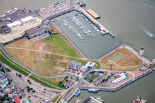 Vue aérienne de Installations portuaires sur les rives du bassin portuaire du Landwehrkanal et du phare d'Alte Liebe à Cuxhaven dans le département Basse-Saxe, Allemagne
