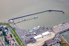 Vue aérienne de Port de ferry et yacht club eV à Cuxhaven dans le département Basse-Saxe, Allemagne
