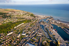 Vue aérienne de Quartier Basse Ville in Le Tréport dans le département Seine-Maritime, France