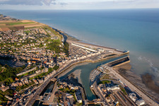 Vue aérienne de Le port avant à le quartier Basse Ville in Le Tréport dans le département Seine-Maritime, France