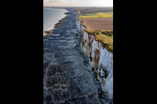Vue aérienne de Falaise à Mers-les-Bains dans le département Somme, France