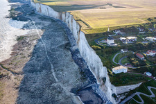 Vue aérienne de Ault dans le département Somme, France