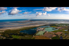 Vue aérienne de Delta et estuaire de la Somme avec fermes de fruits de mer à Saint-Valery-sur-Somme en Picardie à Cayeux-sur-Mer dans le département Somme, France