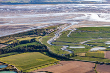 Photographie aérienne de Delta et estuaire de la Somme avec fermes de fruits de mer à Saint-Valery-sur-Somme en Picardie à Cayeux-sur-Mer dans le département Somme, France