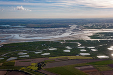 Vue aérienne de Delta et estuaire de la Somme avec fermes de fruits de mer en Picardie à Saint-Valery-sur-Somme dans le département Somme, France
