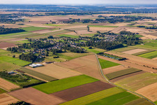 Vue aérienne de Bourseville dans le département Somme, France
