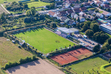 Vue aérienne de SV Weingarten, club de tennis et terrain de football à Weingarten dans le département Rhénanie-Palatinat, Allemagne