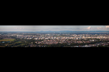 Vue aérienne de Panorama - perspective des locaux de l'usine du producteur chimique BASF en arrière-plan du quartier de Friesenheim à le quartier Oppau in Ludwigshafen am Rhein dans le département Rhénanie-Palatinat, Allemagne