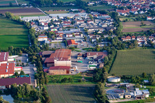 Vue aérienne de Marché Raiffeisen et station-service à le quartier Dannstadt in Dannstadt-Schauernheim dans le département Rhénanie-Palatinat, Allemagne