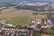 Vue aérienne de Piste avec zone de circulation de l'aérodrome FSV Neustadt à Lachen - Aérodrome Speyerdorf dans le district de Lachen-Speyerdorf à le quartier Speyerdorf in Neustadt an der Weinstraße dans le département Rhénanie-Palatinat, Allemagne
