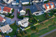 Vue aérienne de Rue parisienne à le quartier Offenbach in Offenbach an der Queich dans le département Rhénanie-Palatinat, Allemagne
