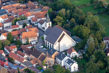 Vue aérienne de Paroisse Saint-Joseph à le quartier Offenbach in Offenbach an der Queich dans le département Rhénanie-Palatinat, Allemagne