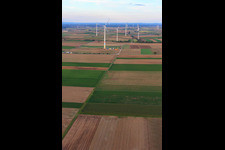 Vue aérienne de Parc éolien Offenbach à le quartier Offenbach in Offenbach an der Queich dans le département Rhénanie-Palatinat, Allemagne