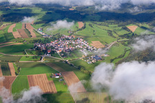 Vue aérienne de Village - vue sous des nuages bas en bordure de champs agricoles et de terres agricoles à le quartier Mauenheim in Immendingen dans le département Bade-Wurtemberg, Allemagne