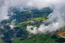 Vue aérienne de Place sous les nuages à le quartier Gallmannsweil in Mühlingen dans le département Bade-Wurtemberg, Allemagne