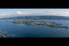 Vue aérienne de Panorama de l'île du lac Reichenau sur le lac de Constance dans le district Reichenau à le quartier Mittelzell in Reichenau dans le département Bade-Wurtemberg, Allemagne