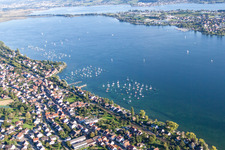 Vue aérienne de Zone insulaire de Reichenau avec le centre-ville à Allensbach dans le département Bade-Wurtemberg, Allemagne