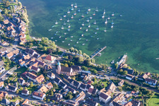 Vue aérienne de Port de plaisance avec postes d'amarrage et postes d'amarrage pour bateaux de plaisance sur les rives du lac de Constance à Allensbach dans le département Bade-Wurtemberg, Allemagne