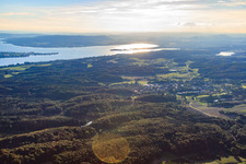 Vue aérienne de Vue du village au-dessus du lac Gnadensee depuis le nord-est à le quartier Kaltbrunn in Allensbach dans le département Bade-Wurtemberg, Allemagne