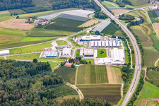 Vue aérienne de Zone industrielle et implantation d'entreprise avec MEGA Stockach Le centre spécialisé pour la boucherie et la restauration GmbH à le quartier Airach in Stockach dans le département Bade-Wurtemberg, Allemagne