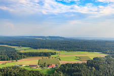Vue aérienne de Aussiedlerhof dans une clairière forestière à le quartier Senzenberg in Bühlerzell dans le département Bade-Wurtemberg, Allemagne