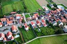 Vue aérienne de B427 à travers le village à Hergersweiler dans le département Rhénanie-Palatinat, Allemagne