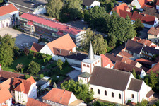 Vue aérienne de Église catholique à Minfeld dans le département Rhénanie-Palatinat, Allemagne